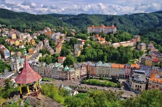 Utsikt över den charmiga staden Karlovy Vary