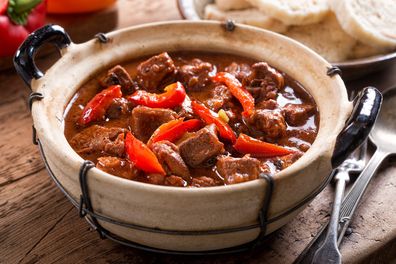 Die ungarische Küche ist meist deftig und beinhaltet gerne Fleisch und Paprika.