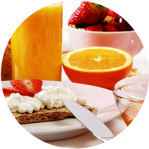 Frukost med knäckebröd, apelsinjus, frukt