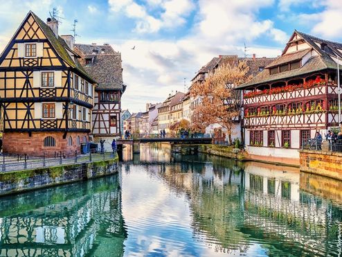 Fachwerkhäuser am Fluss im französischen Straßburg