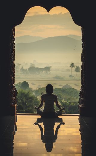 Meditation in einem Tempel.