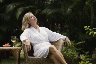 kvinna slappnar av i badrock, andas in den rena luften air