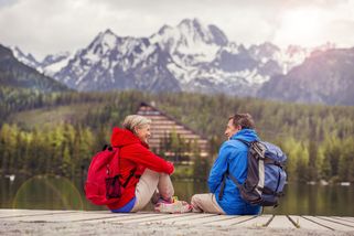 Två personer som vandrar i Tatrabergena nära deras spahotell i Slovakien