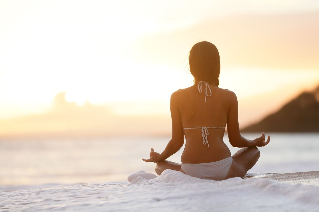 Yoga am Meer bei Sonnenuntergang