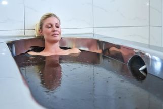 Kvinna badar i gyttjebad