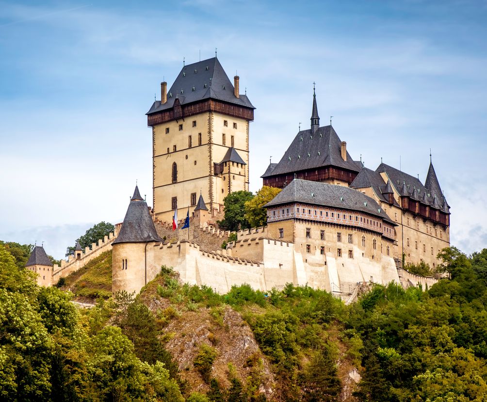 Die beeindruckende Burg Karlštejn auf einem Hügel
