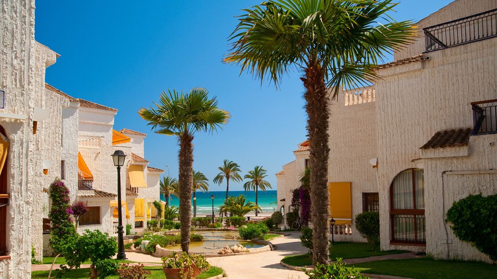 mediterrana hus och palmträd vid Costa del Sol