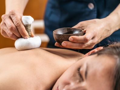 En avslappnande örtstämpelmassage