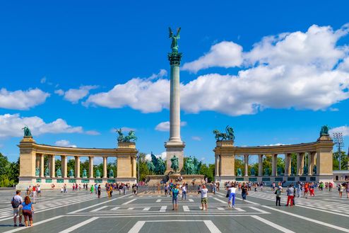 Den Heldenplatz prägen zahlreiche Persönlichkeiten der ungarischen Geschichte.