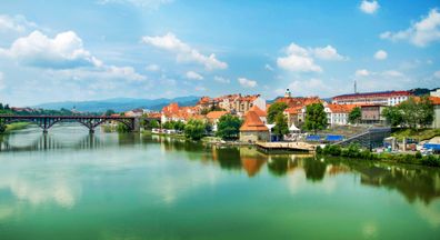Stad vid flod i Slovenien