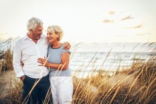 äldre par, havet, lycklig