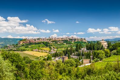 Utsikt över dal och stad i Toscana