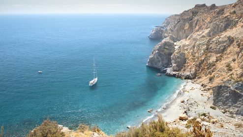 Segelbåt framför Costa del Sol, Spanien