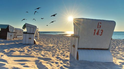 Östersjöstrand med strandkorgar