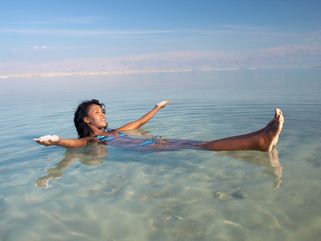 Mujer flotando en el Mar Muerto 