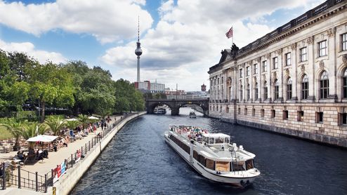 en turistbåt på Spree-floden i Berlin, tv-tornet i bakgrunden