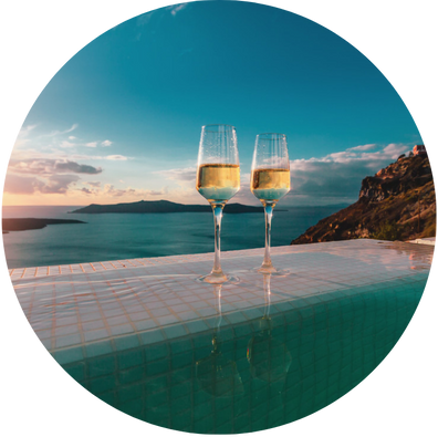 Två champagneglass vid poolen med utsikt över havet