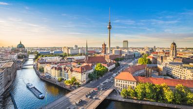utsikt över Berlin över Spree-floden mot riktning av TV-tornet