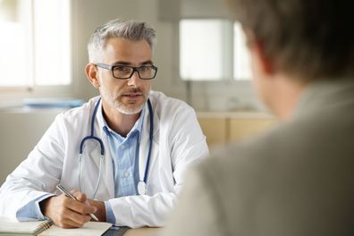 läkare pratar med patient