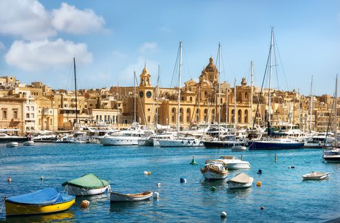 småbåtshamn och utsikt på Valletta på Malta