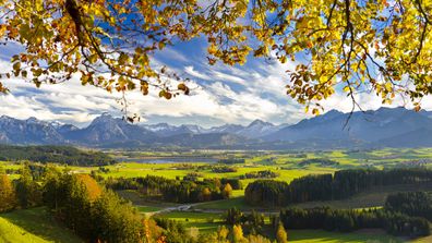 Utsikt över det vackra landskapet vid kanten av Alperna