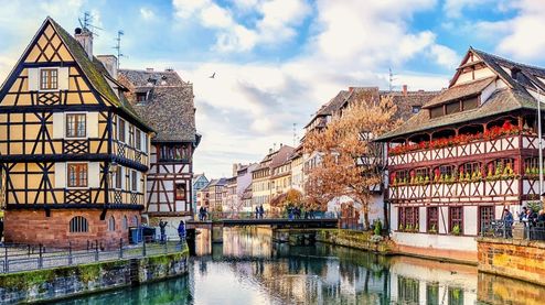 Korsvirkeshus vid floden i Strasbourg, Frankrike