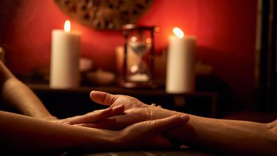 partner massage för händerna, romantiskt ljus