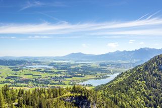 Utsikt över den vackra Allgäu-regionen i Bayern