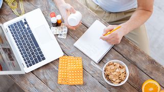före digital detox: männsika vid bordet med dator och mediciner
