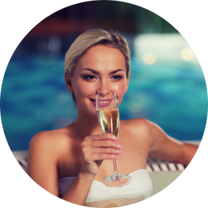 kvinner njuter av champagne i bubbelpoolen